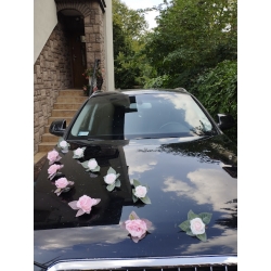 Dekoracja auta do ślubu - kompozycje pojedyńcze na maske róze różowe i białę 